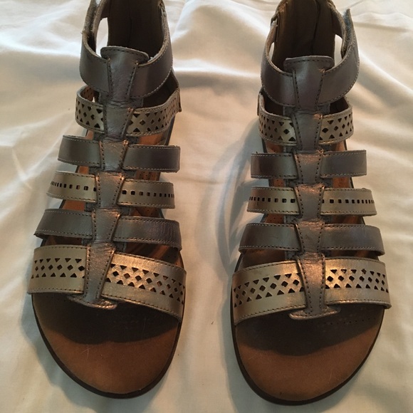clarks silver flat sandals